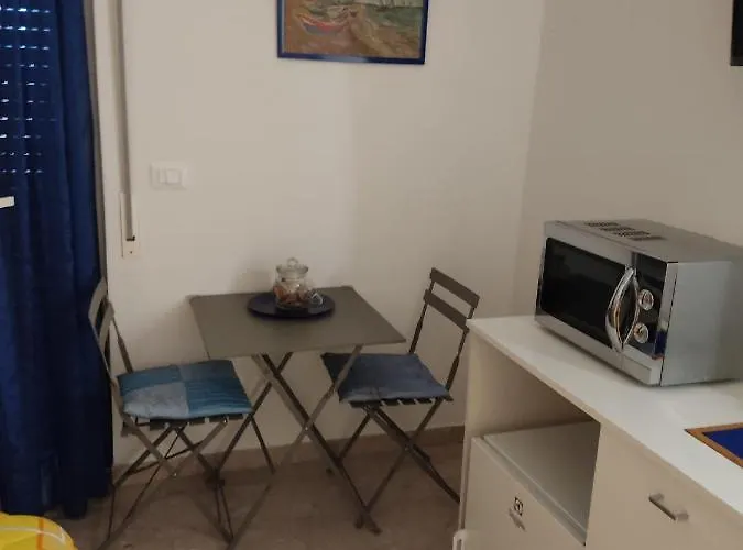 לינה וארוחת בוקר Dely' House 4*