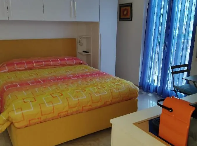 לינה וארוחת בוקר Dely' House סנרמו